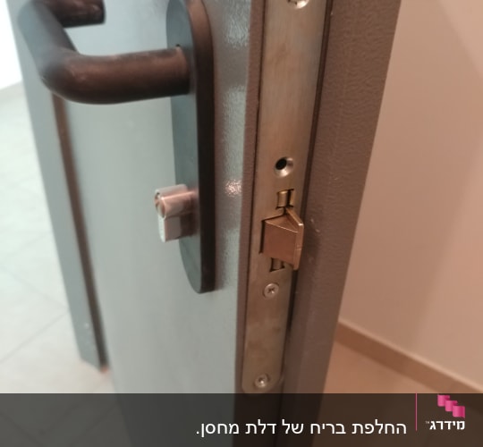 מנעול דלת מתכת עם ידית שחורה ובריח פתוח